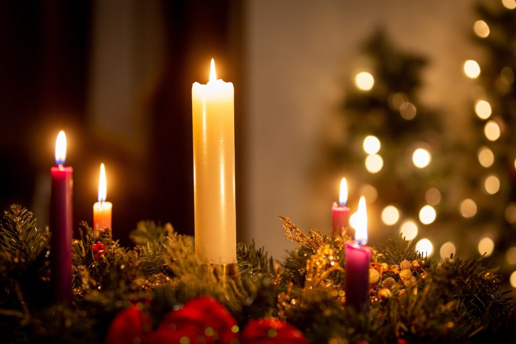 all 5 candles on an Advent wreath